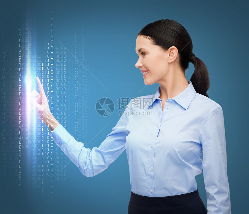 妇女与想象虚拟屏幕一起工作工人创新女性蓝色企业家女孩传感器技术商业投影图片