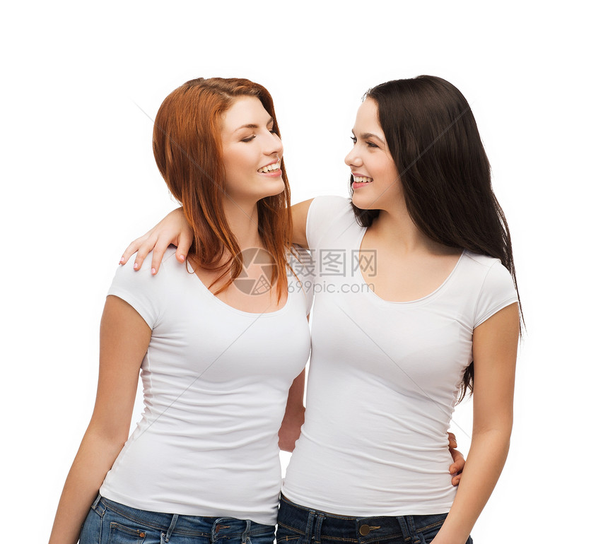 两个笑着女孩 穿着白色T恤拥抱微笑友谊乐趣青少年女性学生朋友成年人青年寒意图片