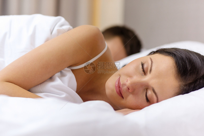 幸福的夫妇在床上睡觉寝具女朋友恋人睡衣女性小憩丈夫酒店卧室男人图片