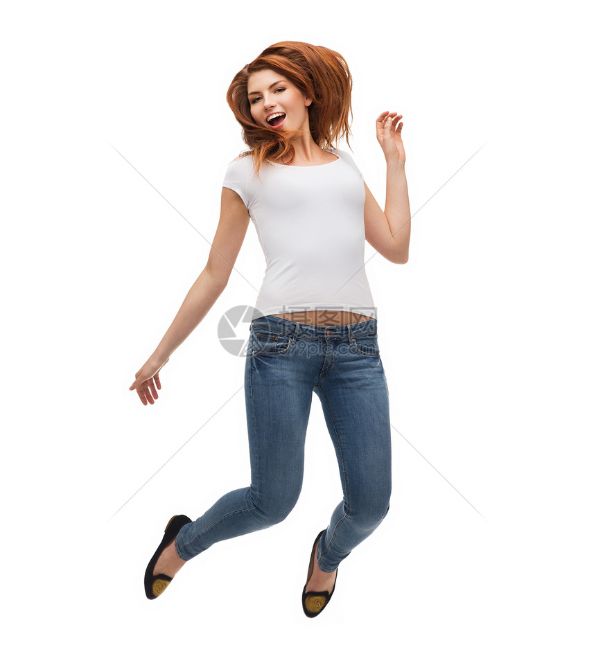 穿白色空白T恤衫的少女青年自由精力跳跃快乐幸福女孩运动青少年乐趣图片
