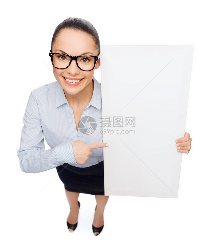 带着白空白板的笑着女商务人士拉丁海报广告经理手指员工成人女士微笑女性图片