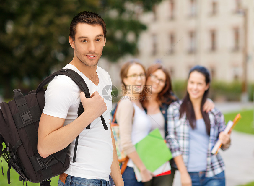 背包旅行的学生学校远足者旅游校园探险家微笑快乐同学团队大学图片