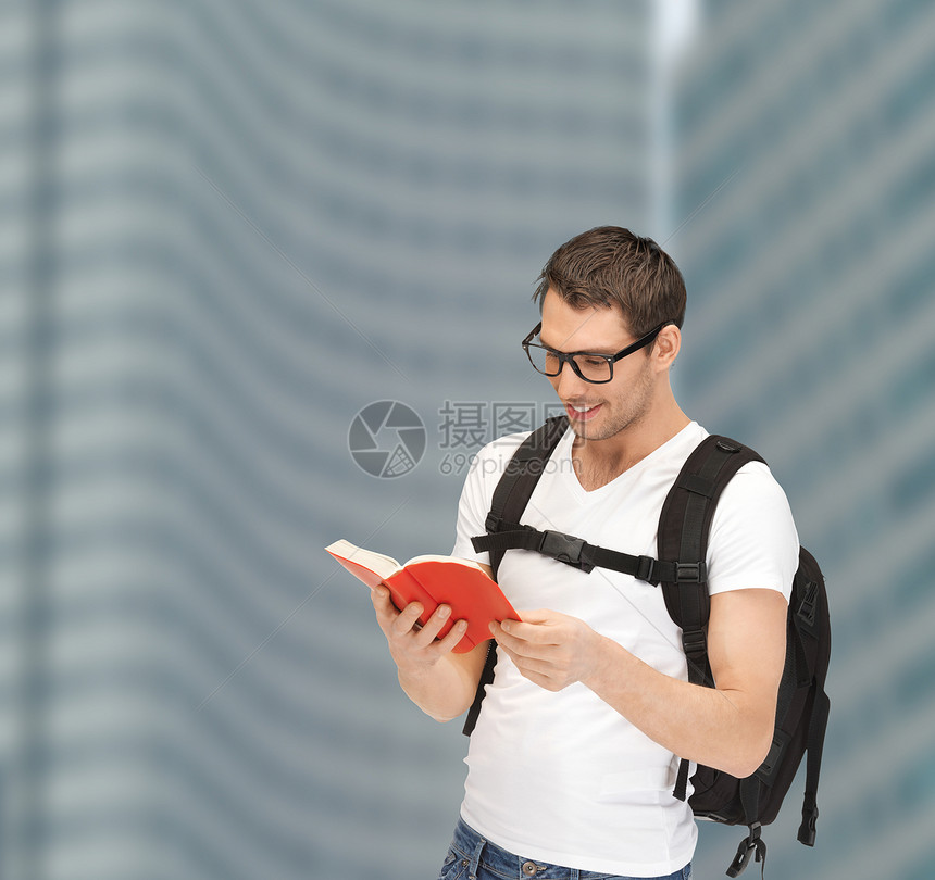 带背包和书本的眼镜学生城市商业便车旅行冒险建筑物摩天大楼微笑旅游男性图片
