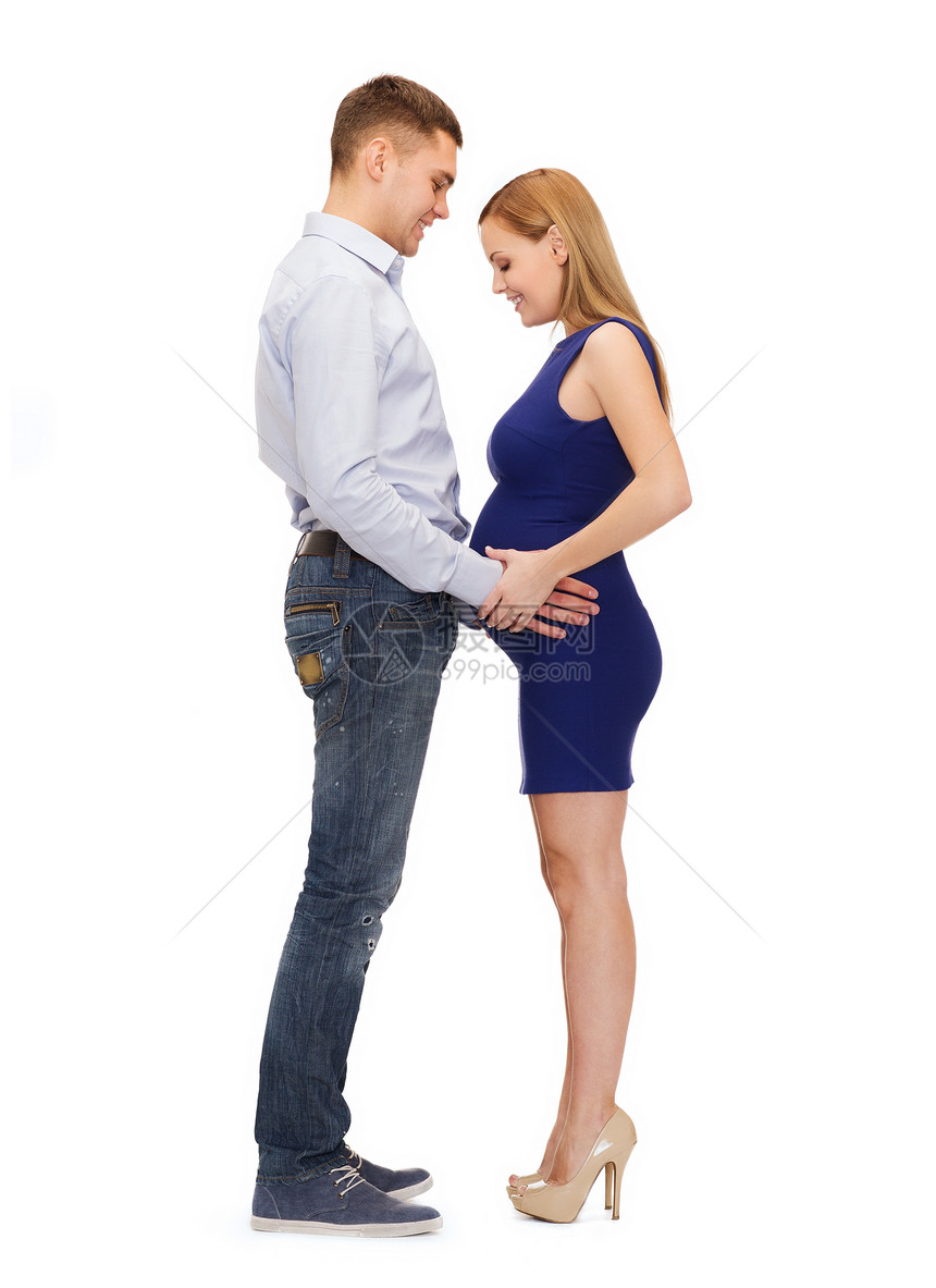 幸福的年轻家庭预产期子女怀孕女性父母拥抱女士微笑妻子肚子腹部生活图片