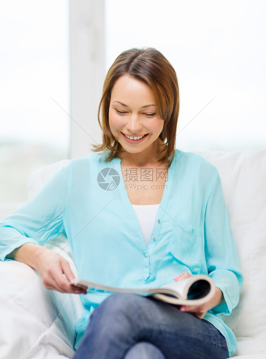 在家阅读杂志时微笑着的妇女闲暇家庭成人休闲妻子女性衣服快乐家庭主妇叶子图片