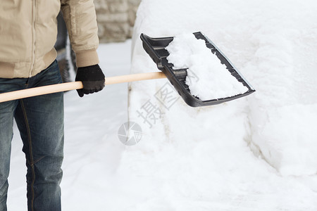 从车道上铲雪的 人人行道手套邻里降雪工人工作风暴季节手臂雪堆背景图片