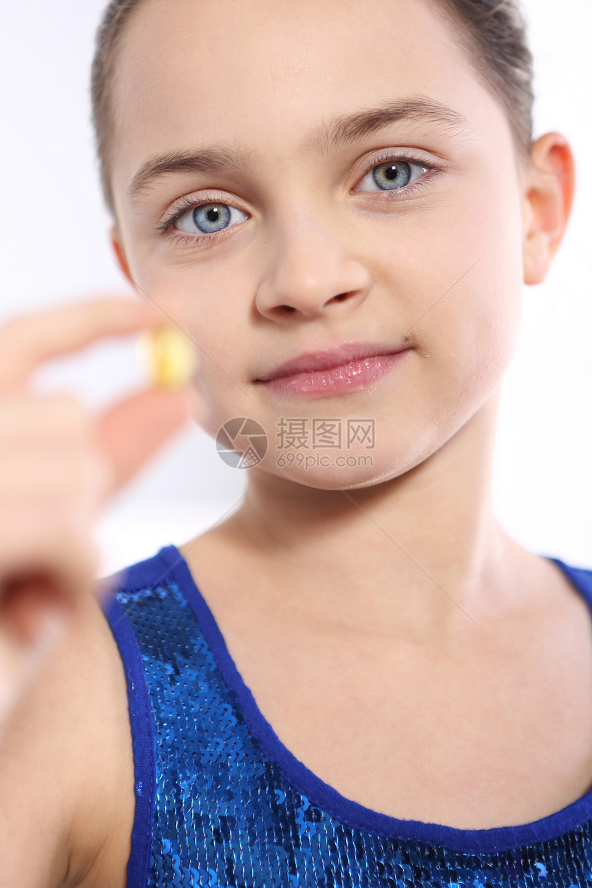 女孩有治疗流感的疗法疾病医生治愈流鼻涕白色蓝色青少年童年眼睛健康图片
