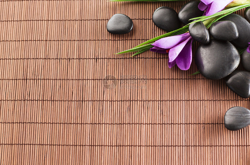垫子上花朵的按摩石紫丁香竹子冥想纺织品治疗卵石美丽奢华石头福利图片