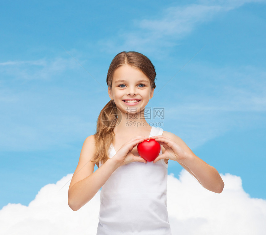 穿白白白白衬衫的女孩小红心药品微笑棉布蓝色孩子帮助快乐天空青少年孩子们图片