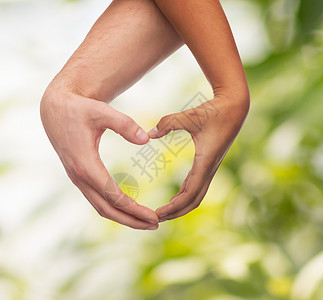 和男人的手露出心形幸福帮助保健夫妻生态手势浪漫情怀生物卫生背景图片