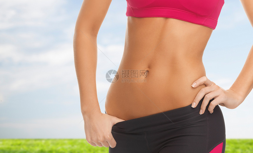 受过培训的妇女 abs力量身体运动饮食蓝色天空腹肌运动员肚子减肥图片