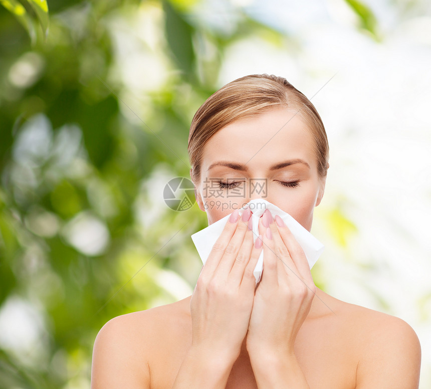 拥有纸巾的美丽女性喷嚏生态疾病保健卫生成人女士花粉传染性症状图片