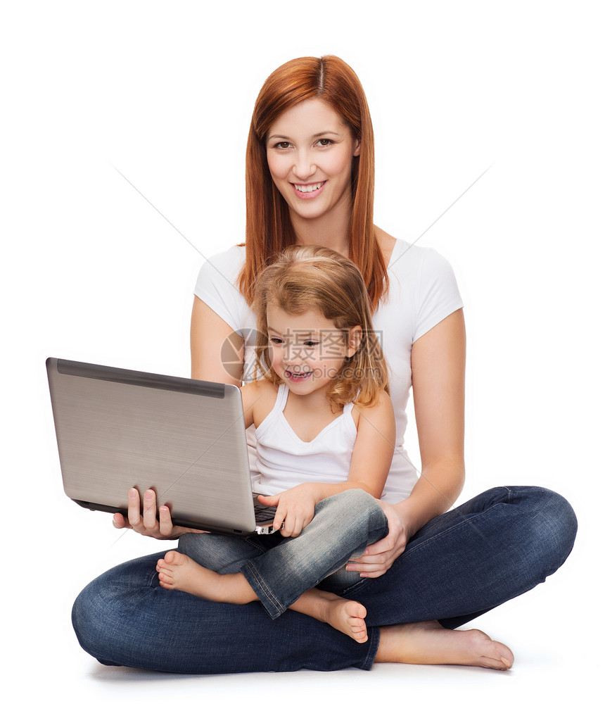 带着可爱的小女孩和笔记本电脑女士拥抱游戏视频玩家母亲幸福父母妈妈技术图片