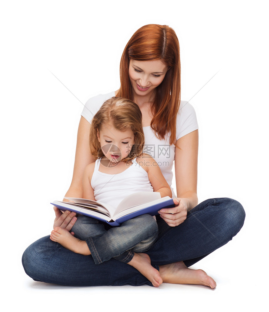 和可爱的小女孩 还有书本阅读妈妈快乐母亲故事乐趣家庭童年女士父母图片