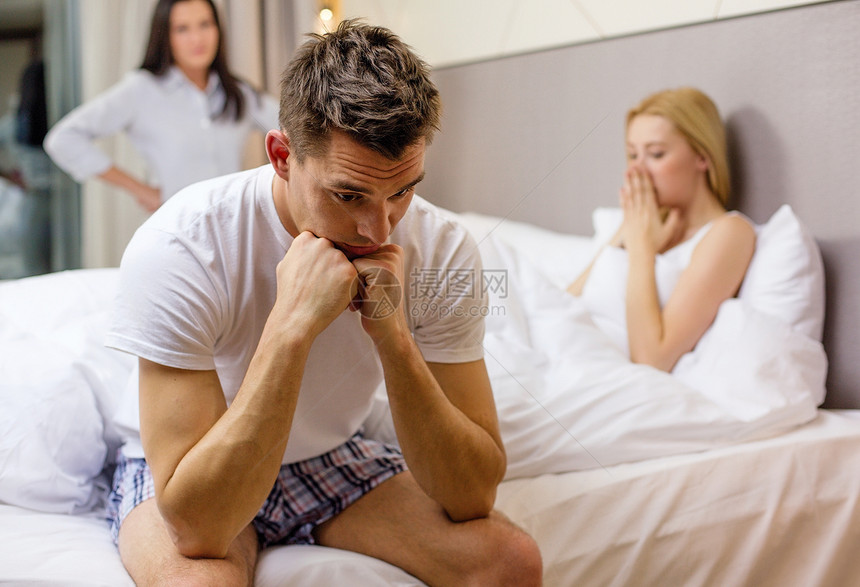 男人坐在床上 背着两个女人坐在床上夫妻情人活动女性男朋友对抗房间卧室家庭妻子图片