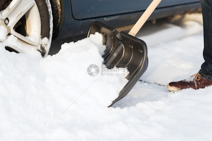 在雪车里挖坑的人的近身男性季节工人运输打扫天气车道封锁工作汽车图片