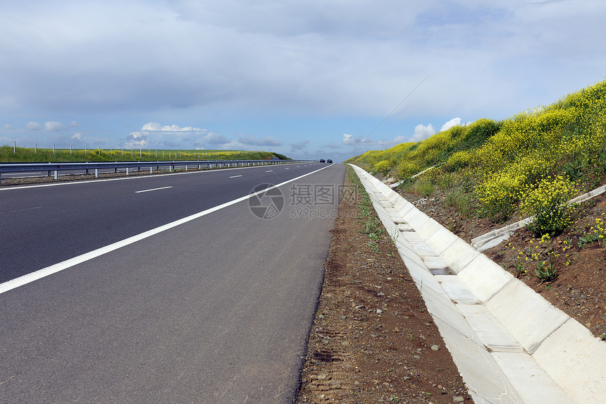 春季时在高速公路上驾驶运输地平线路线旅行蓝色沥青天空建筑学公路图片