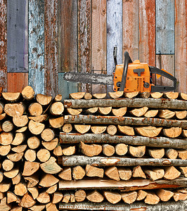木柴和链锯乡村电锯活力工具木材燃料材料桦木桤木板条高清图片