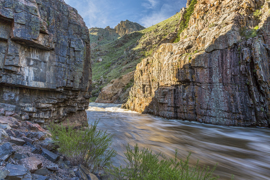 普德尔河峡谷激流绿色溪流海峡前端范围岩石流动图片