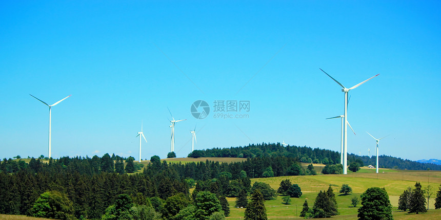 山丘风力涡轮机图片
