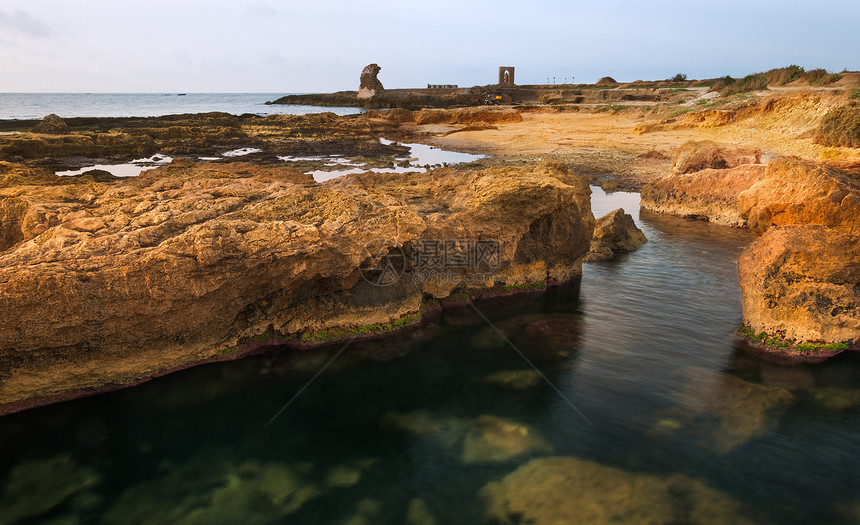 落基海岸与古老的废墟支撑海洋橙子岩石水池旅行石头天空场景地平线图片