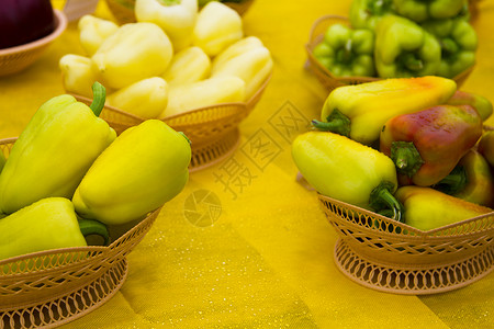 黄辣椒和绿胡椒市场桌子黄色食物团体水果柳条胡椒蔬菜绿色背景图片