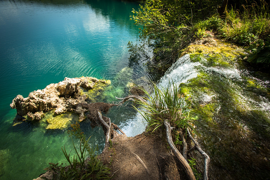 克罗地亚普利维茨湖瀑布池塘蓝色岩石阳光石头叶子旅行溪流国家森林图片