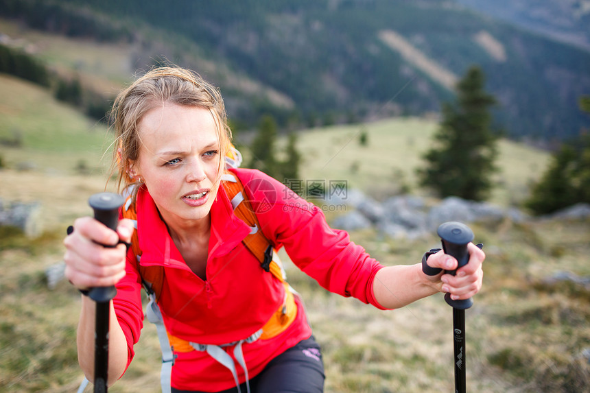 漂亮的年轻女性徒步旅行者 在艰难的山上漫步太阳远足者闲暇享受爬坡远足自由运动女士冒险图片