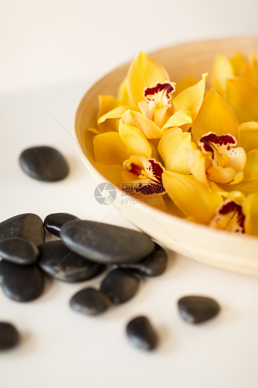 餐桌上花朵的按摩石香味兰花岩石桌子温泉石头美丽竹子材料治疗图片