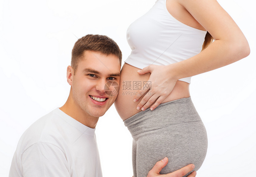 快乐的父亲听着他怀孕妻子的肚子男生幸福母性丈夫投标婴儿孩子女士生活男性图片