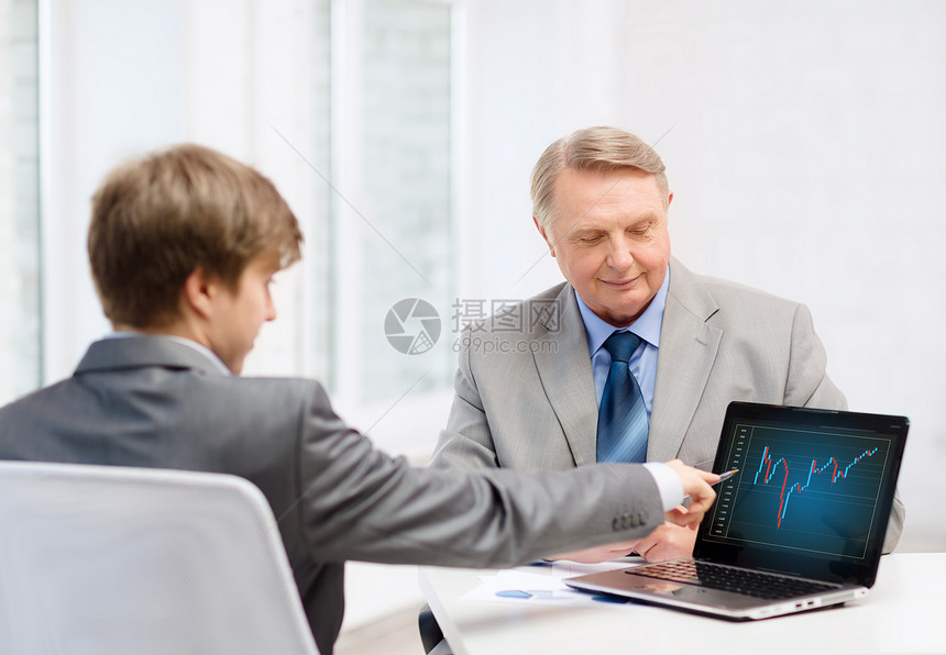 带膝上型计算机的老年男子和青年男子图表外汇海浪笔记本伙伴老板资金市场金融成人图片