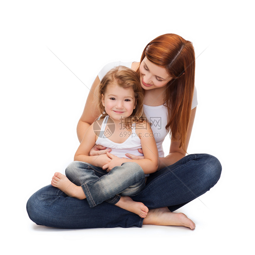 和可爱的小女孩一起快乐的母亲父母母性微笑享受孩子女孩育儿女士围观家庭图片