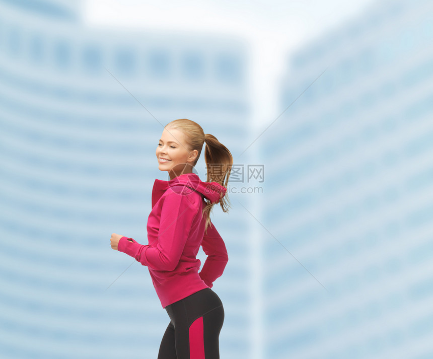 运动妇女跑步或跳跃女孩飞行行动重量优胜者慢跑者护理空气女性训练图片