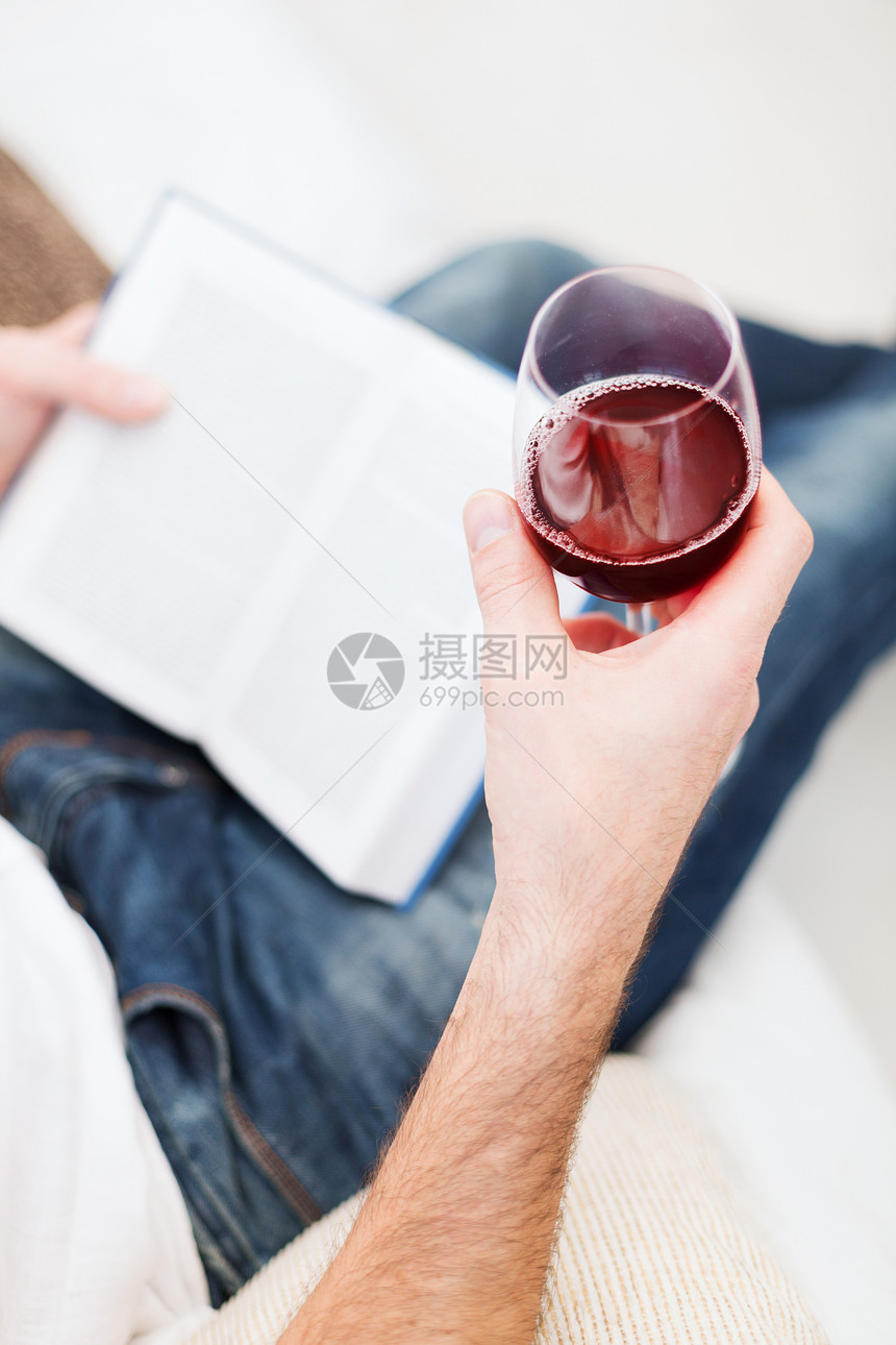 男性手握书本和红酒杯乐趣酒精阅读学习教育知识房间享受闲暇幸福图片