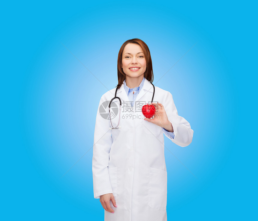 带着心脏和听诊器 微笑的女医生攻击药品专家医院护士韵律生活有氧运动家庭心脏病图片