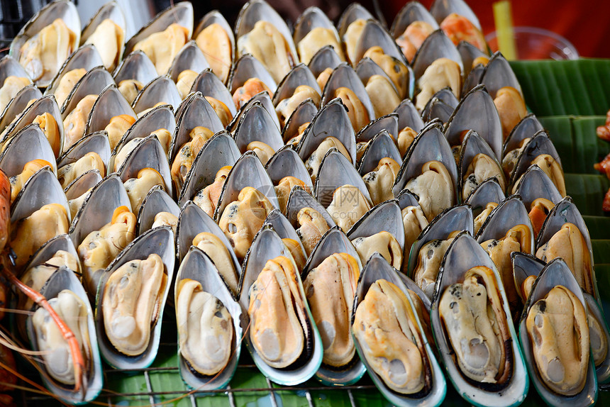 许多新鲜牡蛎着火盘子厨房午餐美食煤炭餐厅食物贝类壳类海洋图片