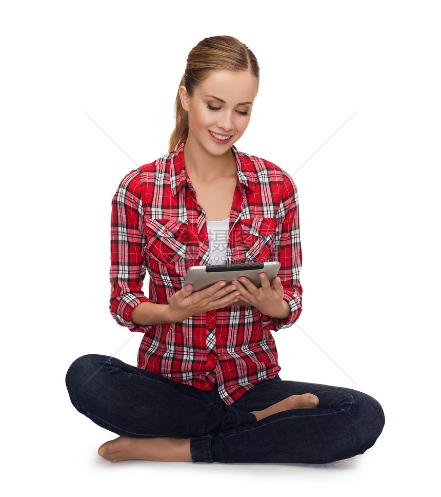 坐在地上与平板电脑Pc学习地面技术微笑女性博客药片青年女孩学生图片