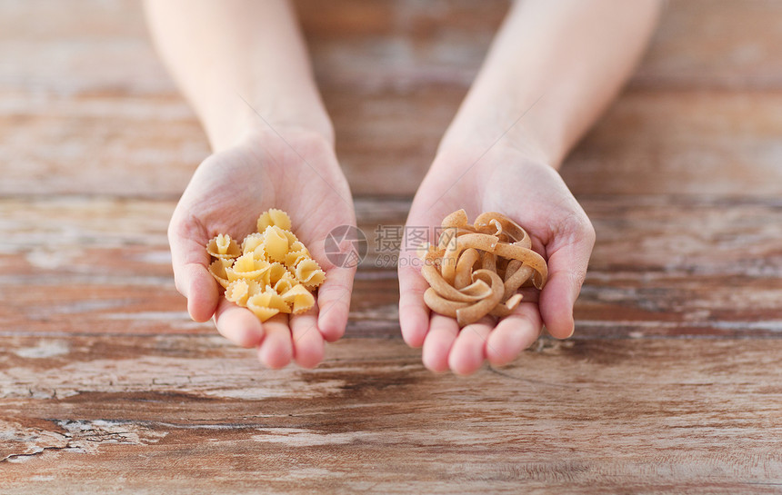 女性手 有不同面食差异棕榈房子食物杯状谷物文化纤维厨房小麦营养图片