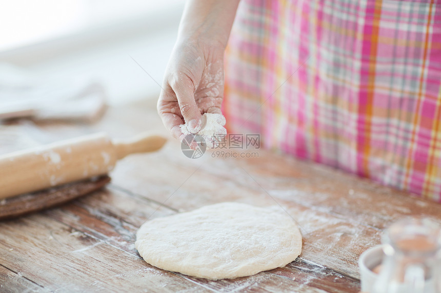 用面粉缝紧女性手部 以面粉敷食蛋糕面团女士厨师围裙桌子面包甜点酵母面包师图片