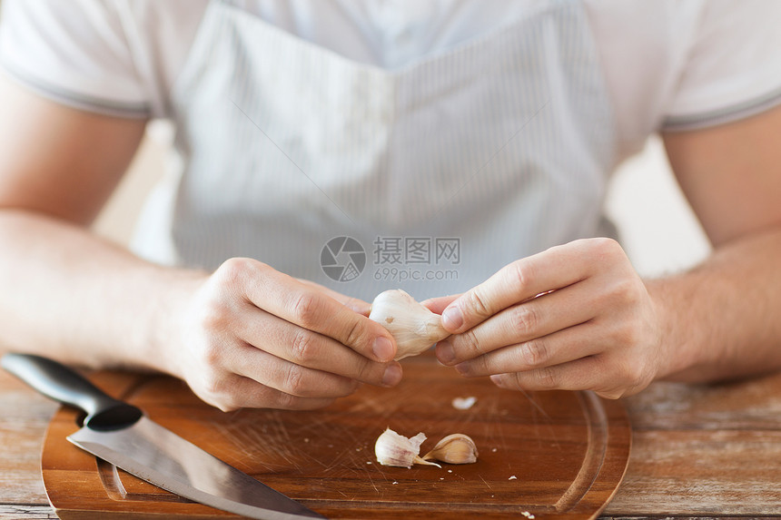 雄手在船上脱下大蒜皮蔬菜桌子食谱香料食物味道厨房烹饪围裙房间图片