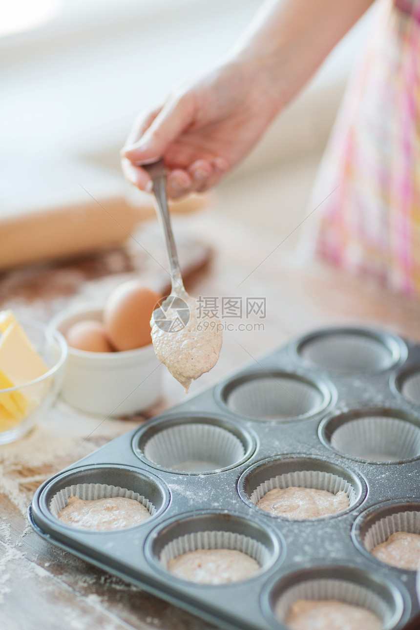 手装松饼和面粉的模具烘烤烹饪面包师围裙面包糕点擀面杖手工桌子甜点图片