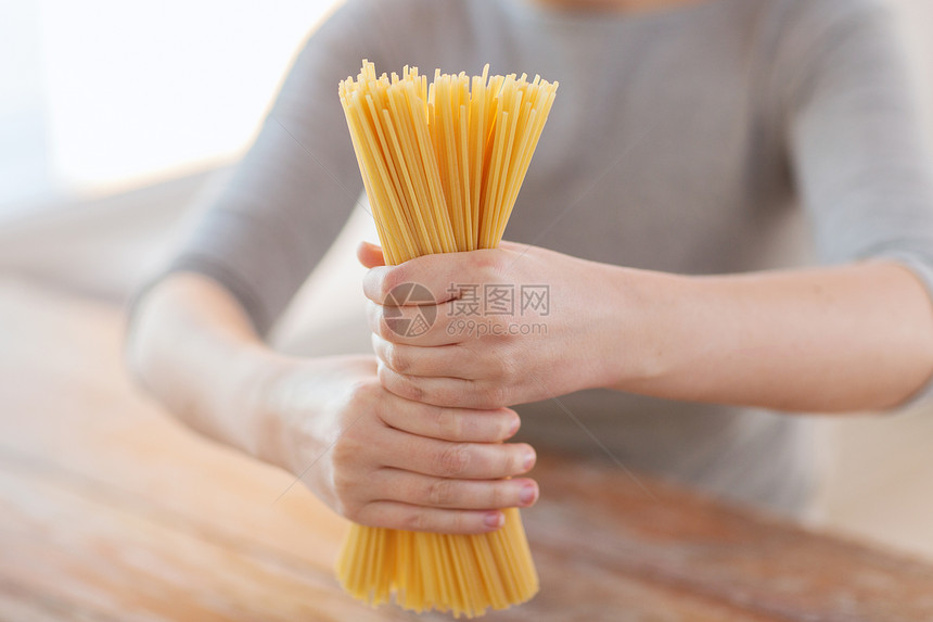 紧紧握着意大利面糊的女手烹饪食物厨房饥饿营养美食桌子食欲面条针织图片