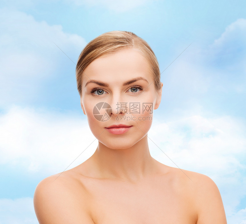 年轻妇女的面部和肩膀微笑清洁皮肤女性容貌保湿活力金发女郎青年天空图片