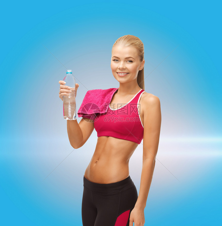 带着水和毛巾的微笑的女人液体训练健康肌肉身体激光蓝色数字教练瓶子图片