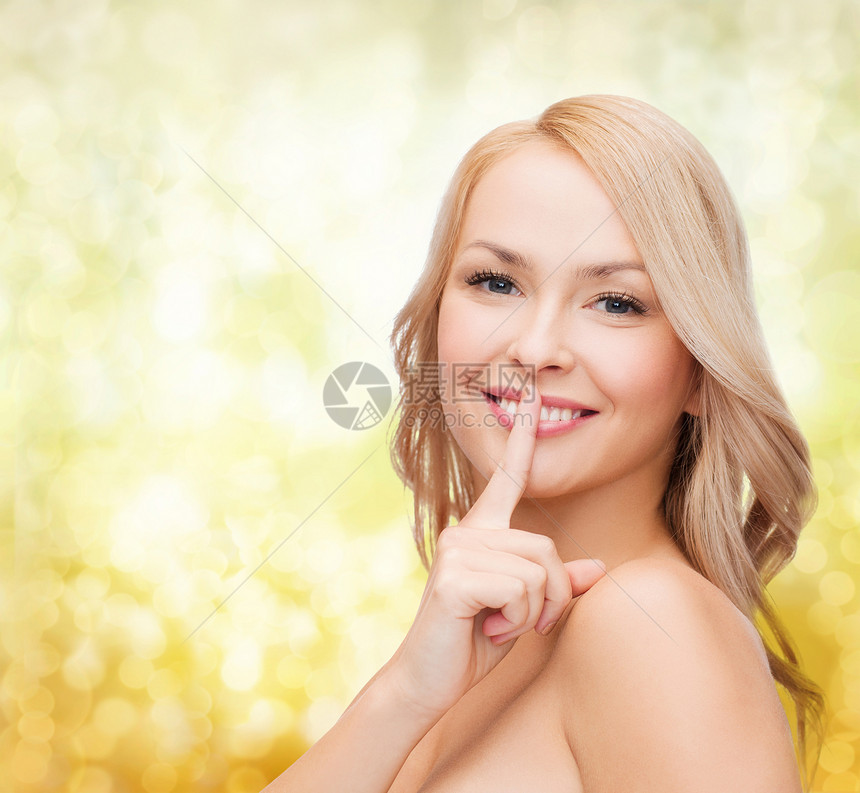 美丽的年轻女士用手指对着嘴唇女性噪音成人耳语女孩微笑手势秘密皮肤福利图片