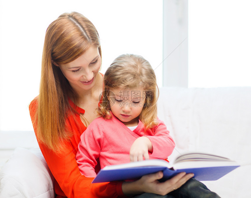 带书的幸福母亲和女儿教育老师快乐父母文学学习母性女性孩子们孩子图片