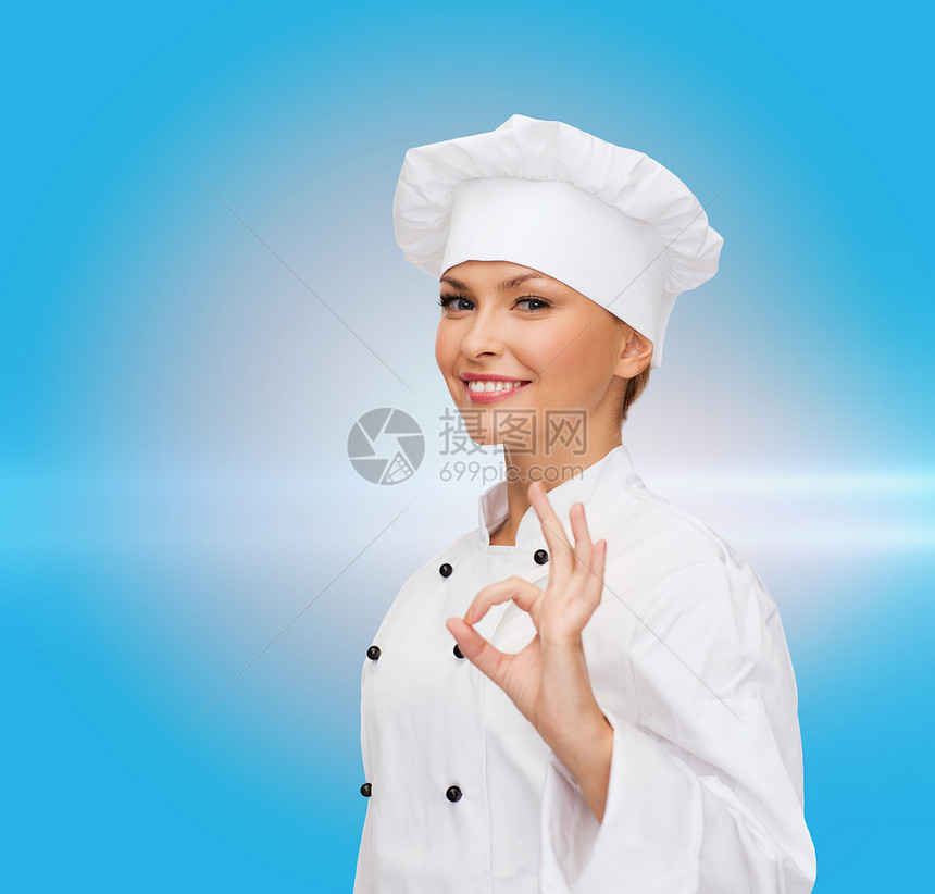 微笑的女厨师露出OK手牌餐厅女士蓝色成功工作女孩成人面包师激光美食图片