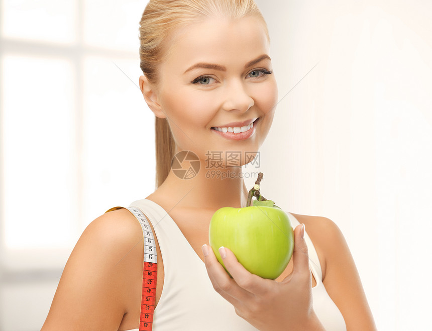 配有苹果和测量胶带的运动妇女节食食物房间微笑教练培训师女性数字磁带重量图片