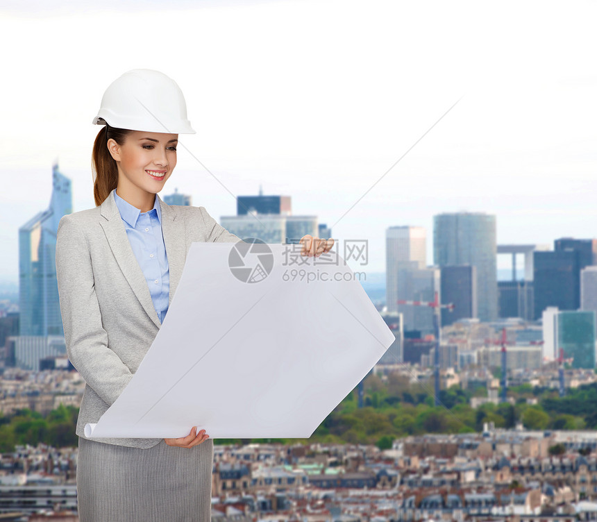 带着蓝图的白头戴白头盔的微笑建筑师项目女性开发商建设者工程师商业城市中心财产草图图片