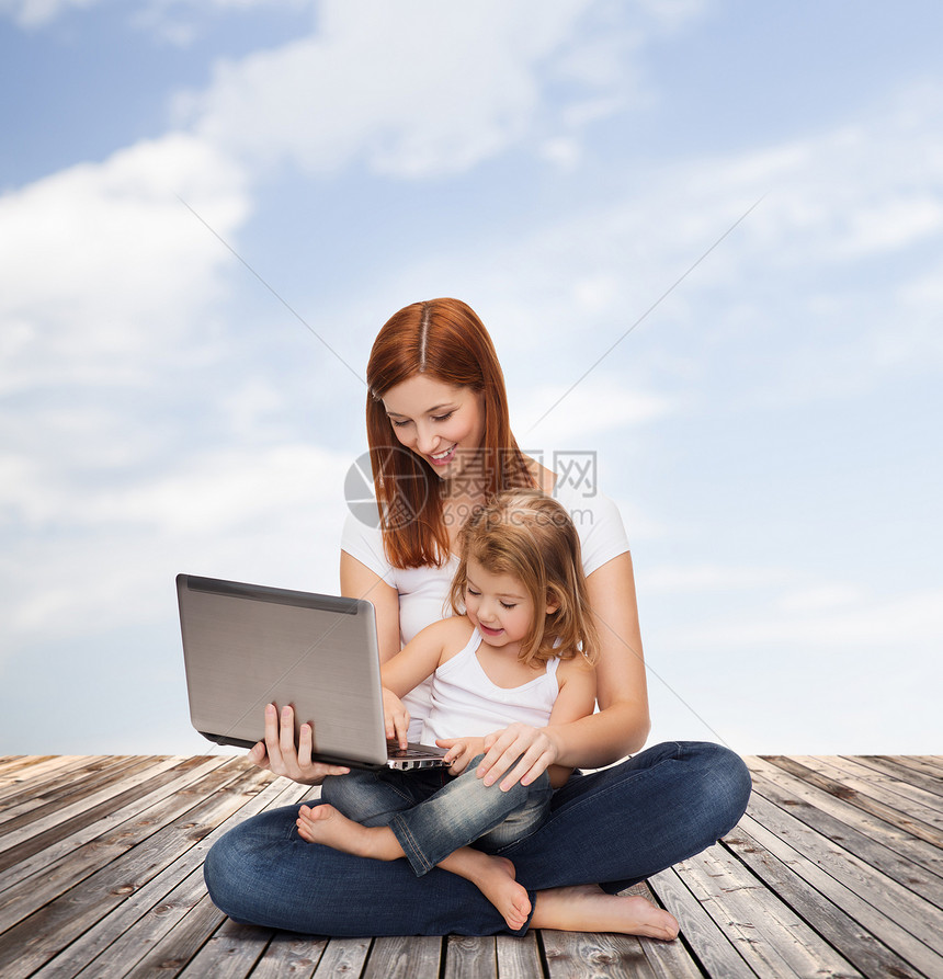 带着可爱的小女孩和笔记本电脑技术母性游戏幸福女孩妈妈乐趣父母天空女性图片